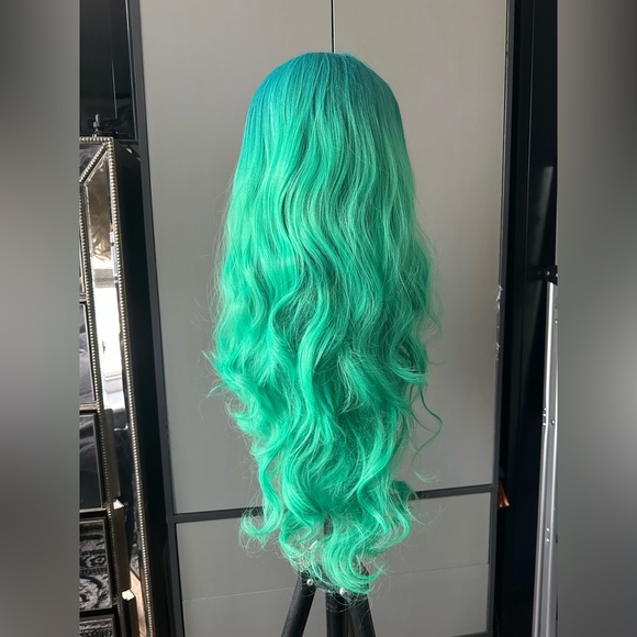 Brand new turquoise and bright green ombré 26 inch synthetic lace front wig - Picture 3 of 3